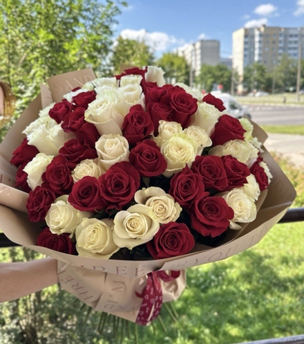 101 роза, микс красных и белых