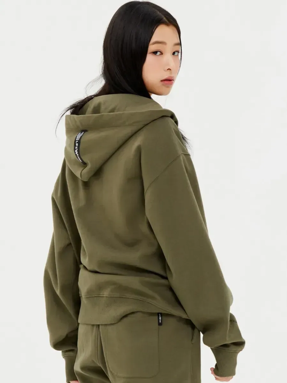 Худи на молнии с капюшоном с металлическим логотипом ladok