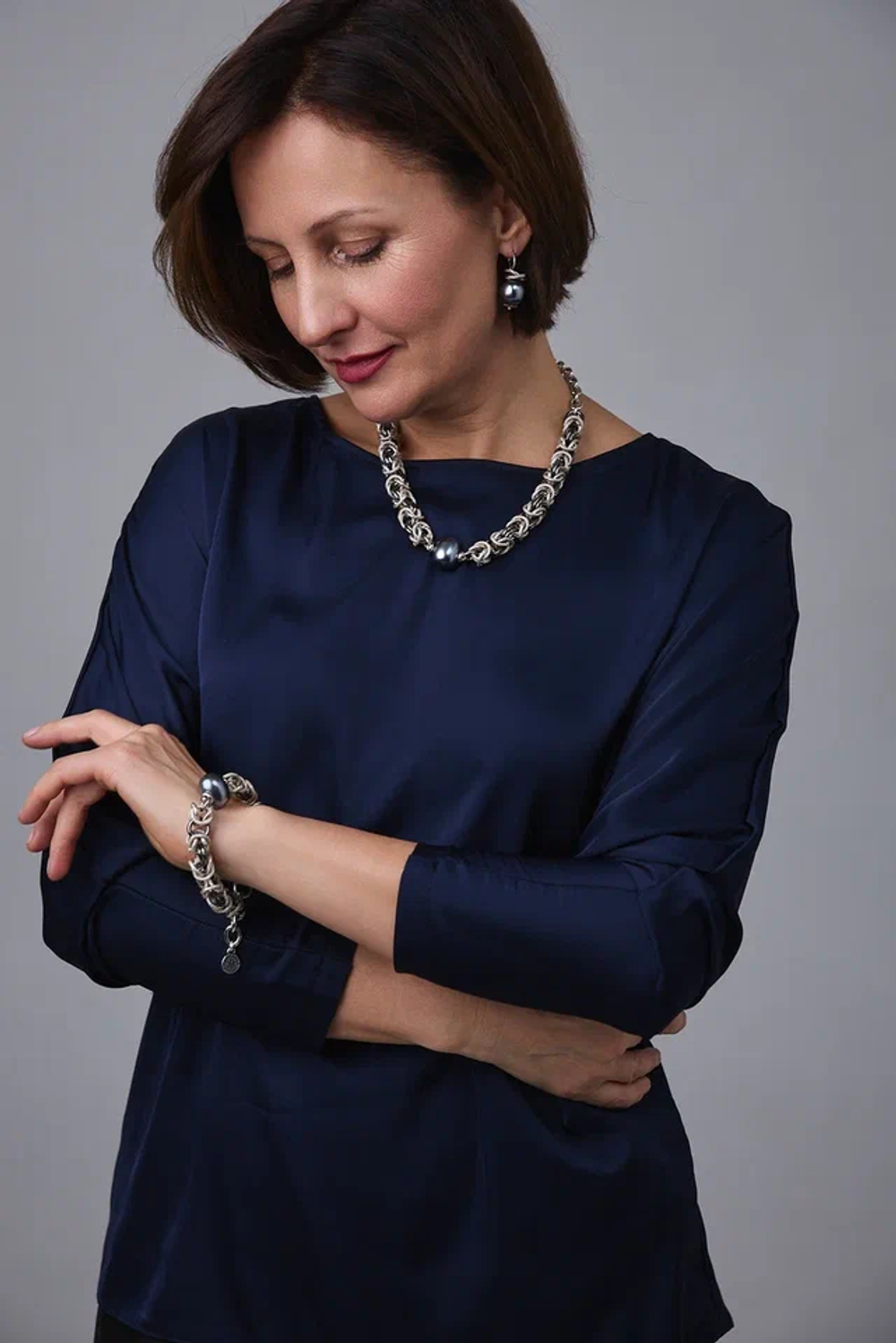 Колье Византия биколор:серебро и графит с темно-серым плоским жемчугом Майорка