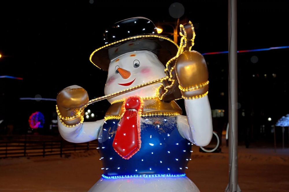 Уличная фигура "Снеговик со скрипкой"