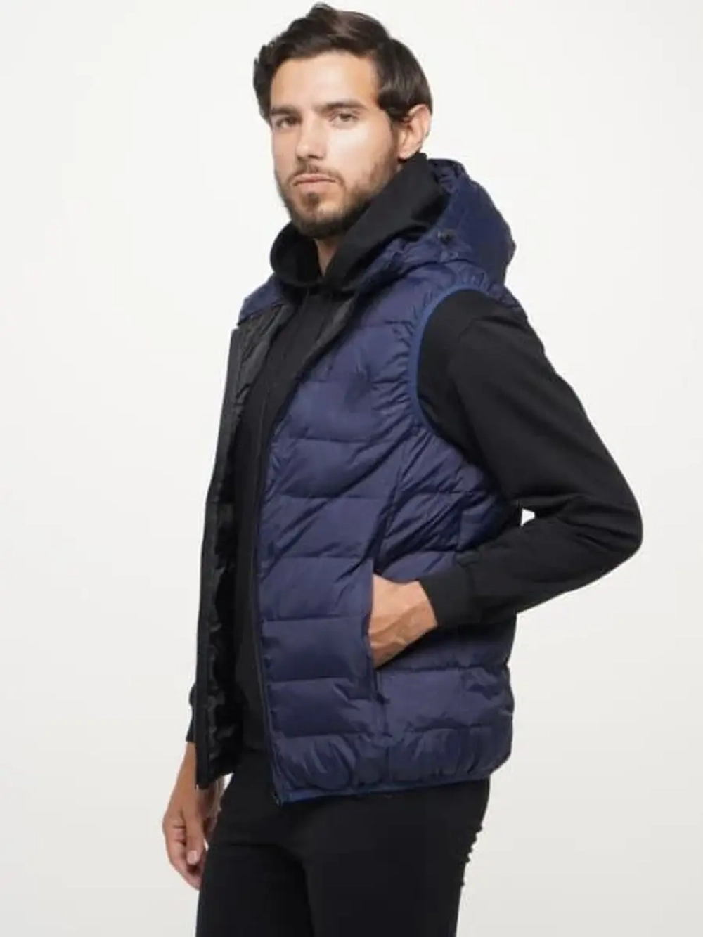 Жилет чёрный.