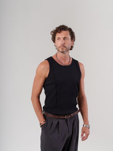 Черная майка с декоративными швами