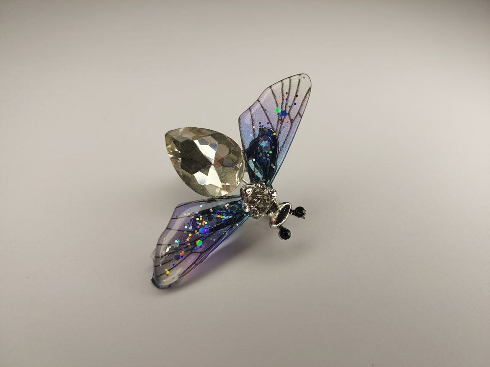 Брошь. Брошка. Муха. Цвет белая