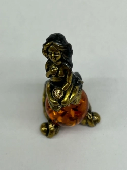 Бронзовая статуэтка на янтаре