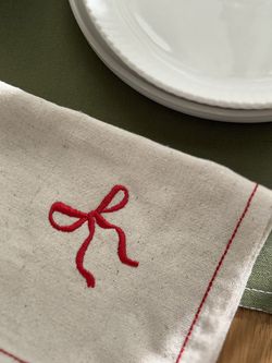 Салфетка сервировочная Fancy Bows бежевого цвета из коллекции Essential, 45х45 см