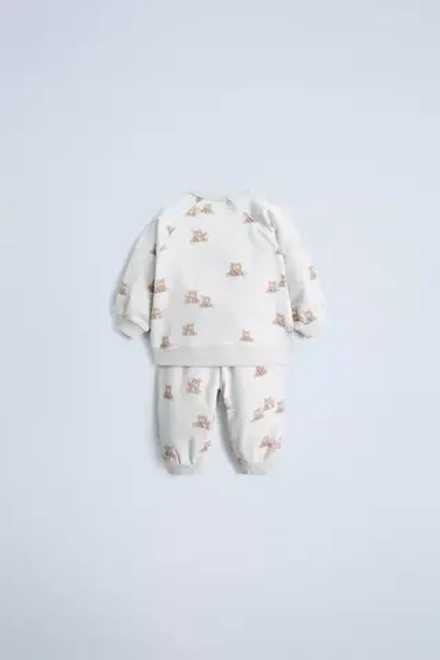 ZARA КОМПЛЕКТ ИЗ ТОЛСТОВКИ И БРЮК С ПРИНТОМ, СВЕТЛО-СЕРЫЙ