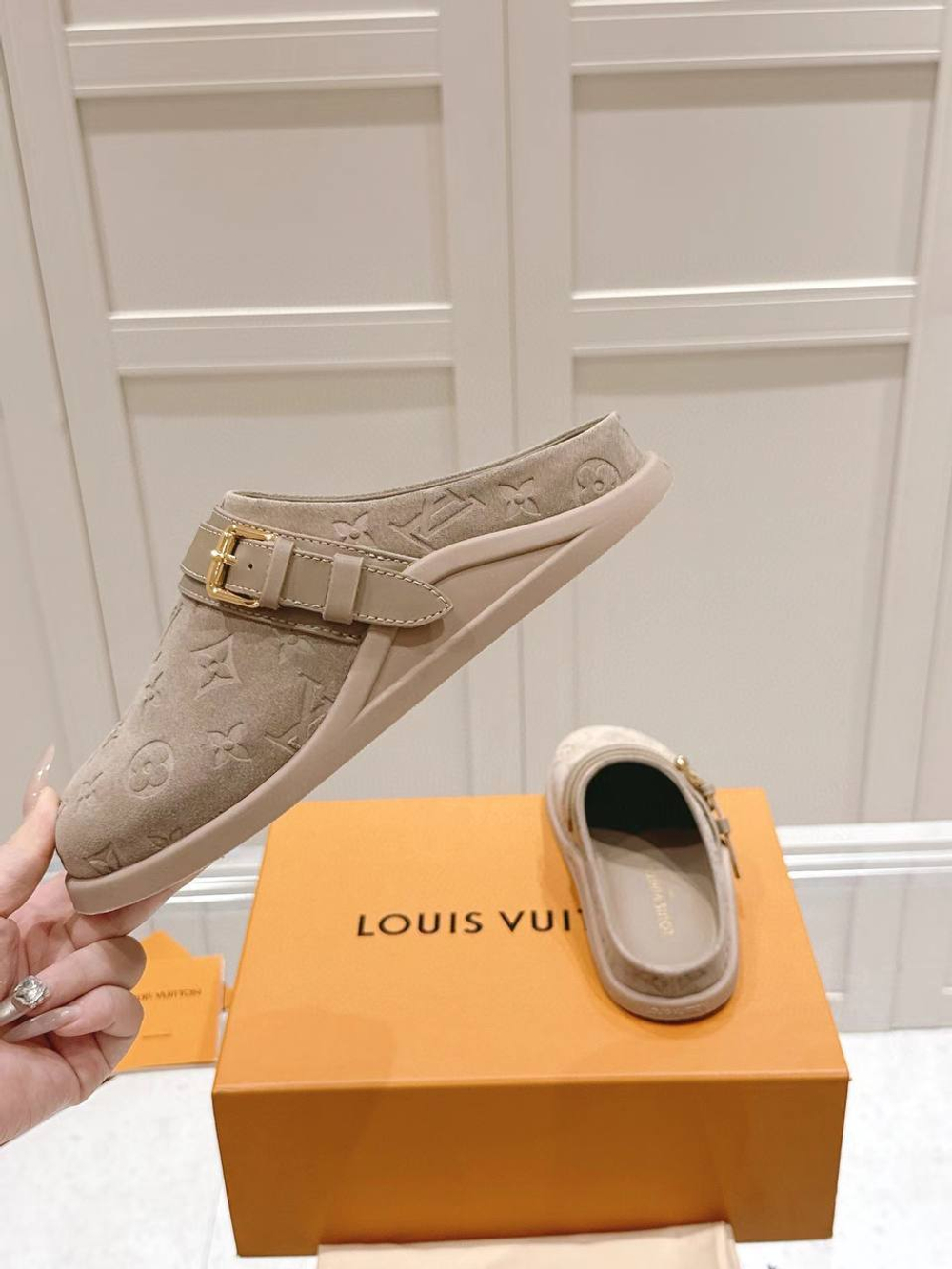 Мюли женские Louis Vuitton замшевые в сером цвете