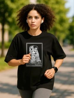 Футболка оверсайз с принтом и обрезной горловиной