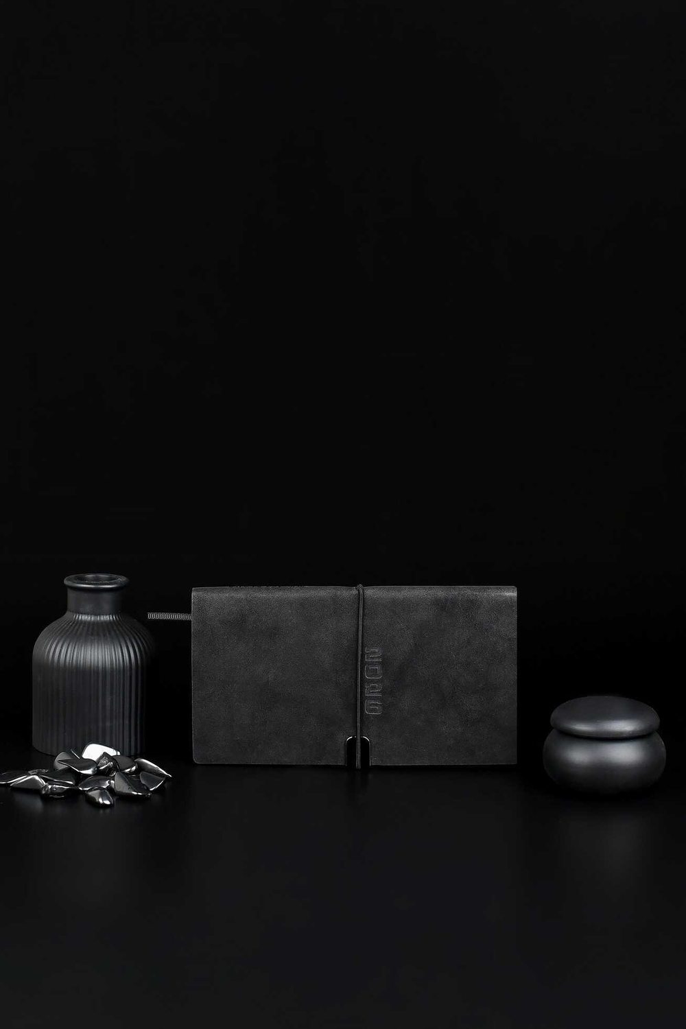 Еженедельник датированный 2026 ESCALADA, 175х95 мм, 64 л., арт. 70392/ 40 ТИВОЛИ ГЛОСС ЧЁРНЫЙ (кожзам: мягкий переплёт, материал обложки: искусственная кожа "Тиволи глосс"; декор: блинтовое тиснение; способ крепления блока: ниткошвейный; вн. блок: 64