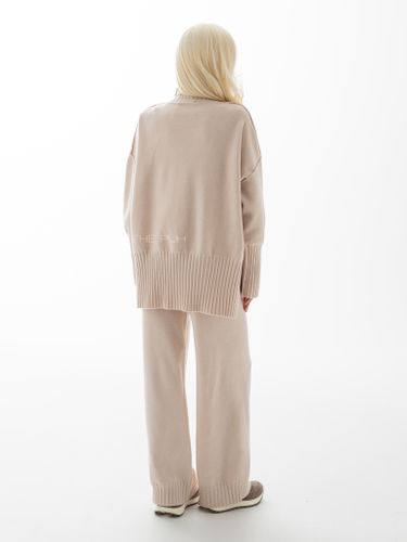 Бежевый трикотажный костюм с широкими резинками