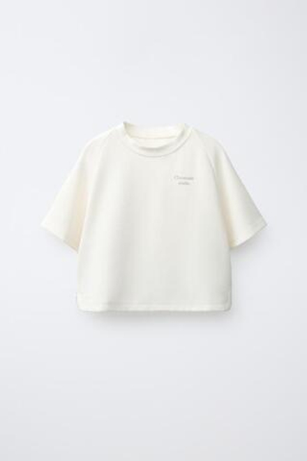 ZARA ФУТБОЛКА С КОНТРАСТНОЙ РЕЛЬЕФНОЙ НАДПИСЬЮ, ЭКРЮ