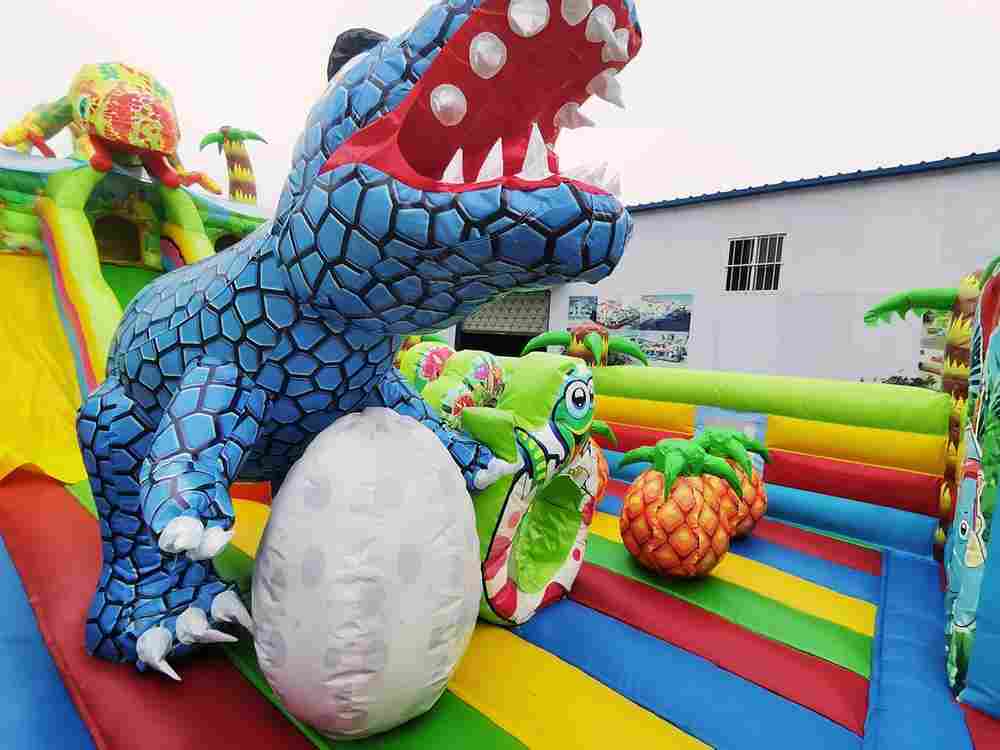 Коммерческий надувной батут "Хамелеон и динозавры" 12*6*6 м