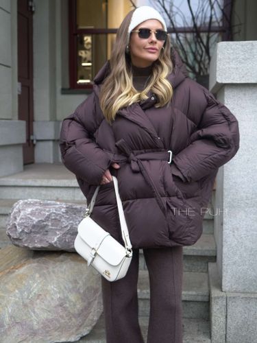 Пуховик летучая мышь с поясом в шоколадном цвете