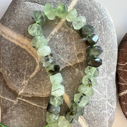 Пренит. Камни для изделий на заказ. Цена зависит от вида заказанного изделия