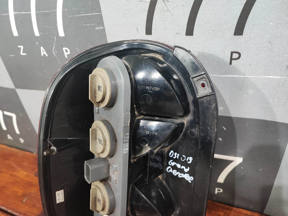 Фонарь задний правый Jeep Cherokee (KJ) 01-07 Б/У Оригинал 55157062