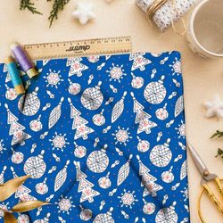 Ткань шелк Армани ёлочные игрушки на синем фоне