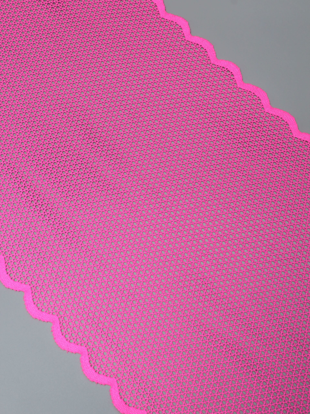 Эластичное кружево для белья розовое неоновое крупная ячейка ширина 21 см