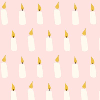 свечи на розовом фоне