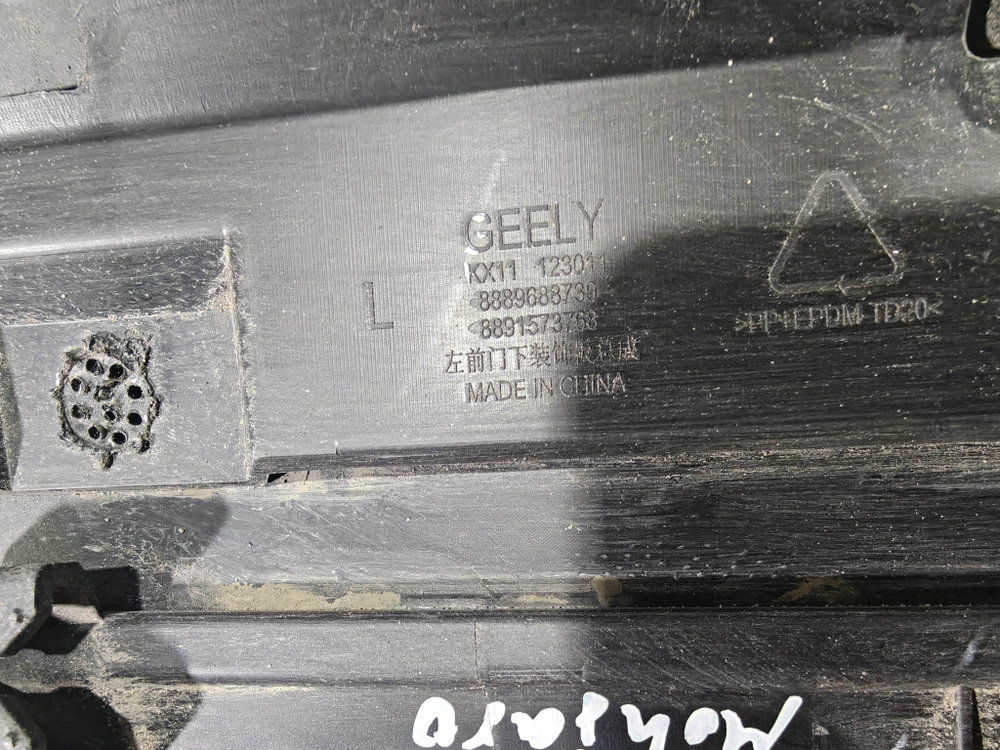 Накладка двери передней левой Geely Monjaro 21-нв Б/У Оригинал 6073120000