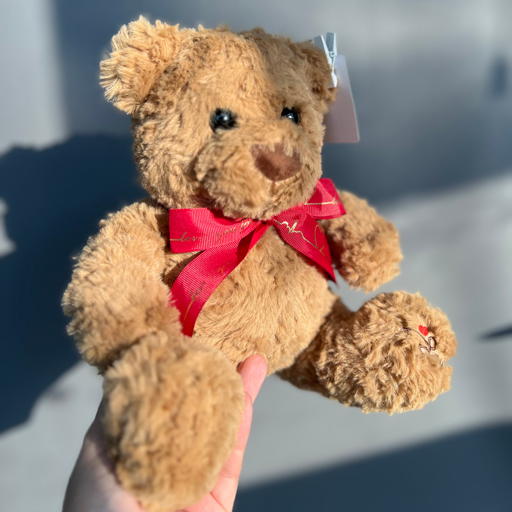 Мишка с красным бантом