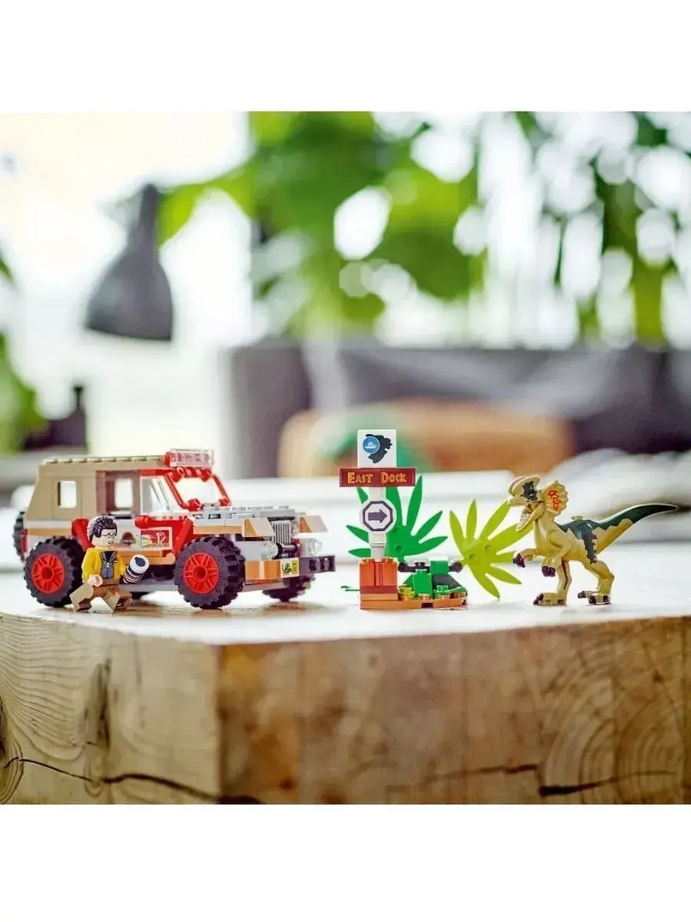 Конструктор Динозавры Засада Дилофозавра 221 деталь