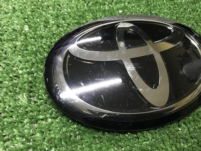 Эмблема решетки радиатора Toyota Camry xv70 17-21