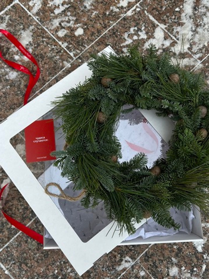 Венок из хвои с шишками в коробке с открыткой