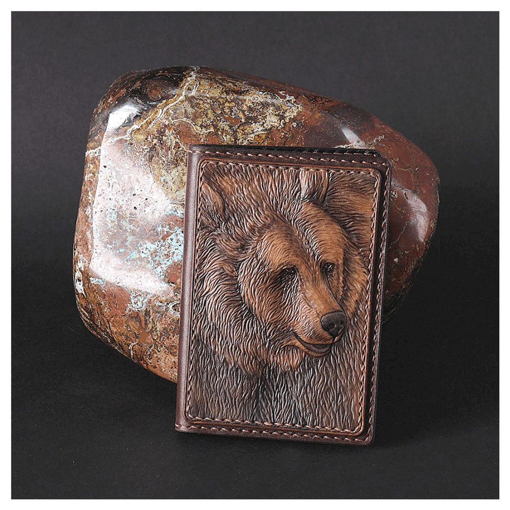 Кожаная обложка на паспорт «Медведь»
