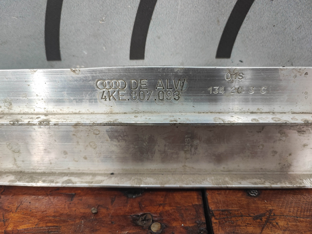 Усилитель переднего бампера Audi E-Tron 18-нв Б/У Оригинал 4KE807093