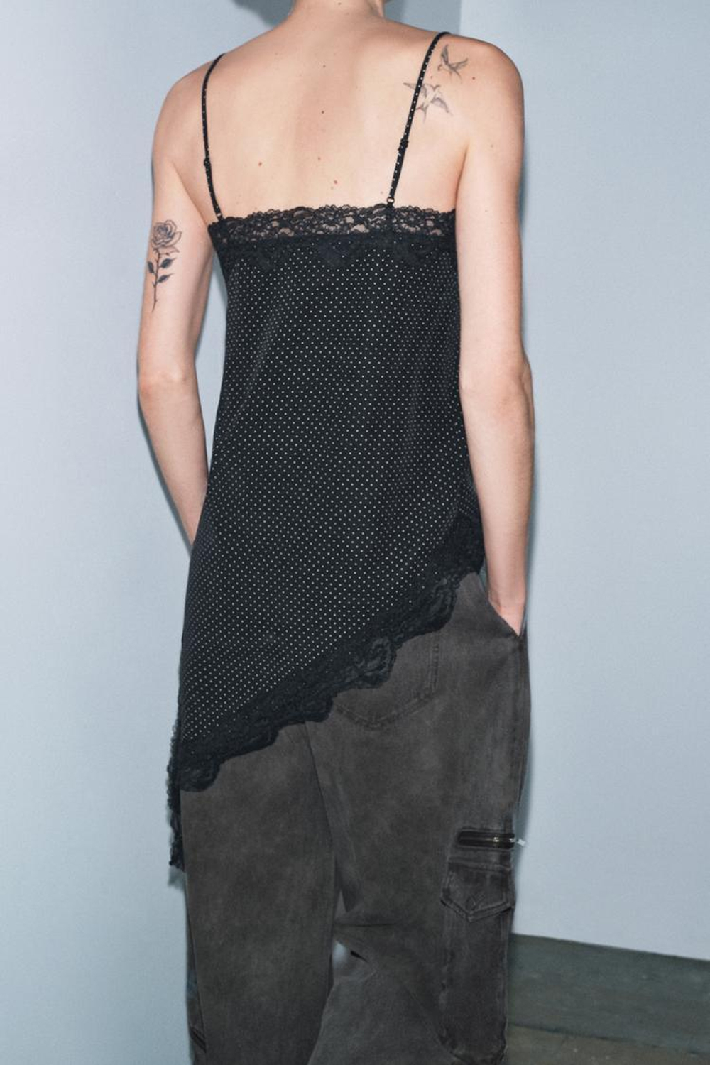 ZARA АСИММЕТРИЧНЫЙ ТОП В ГОРОШЕК ИЗ КОЛЛЕКЦИИ ZW, ЧЕРНЫЙ