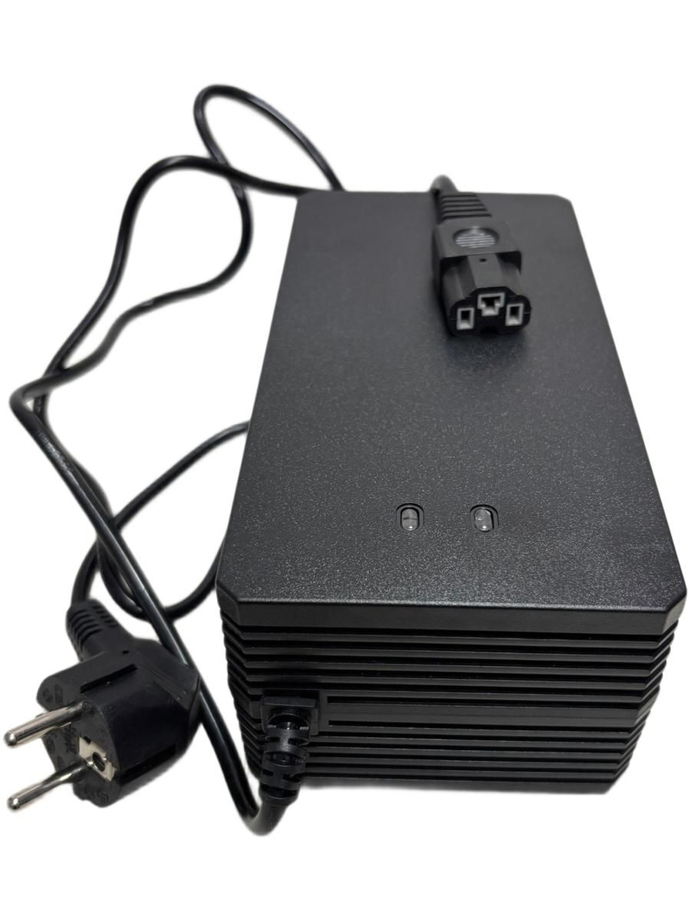 Зарядное устройство 60v (67,2v ) 10A с кулером разъем С13 для электровелосипедов