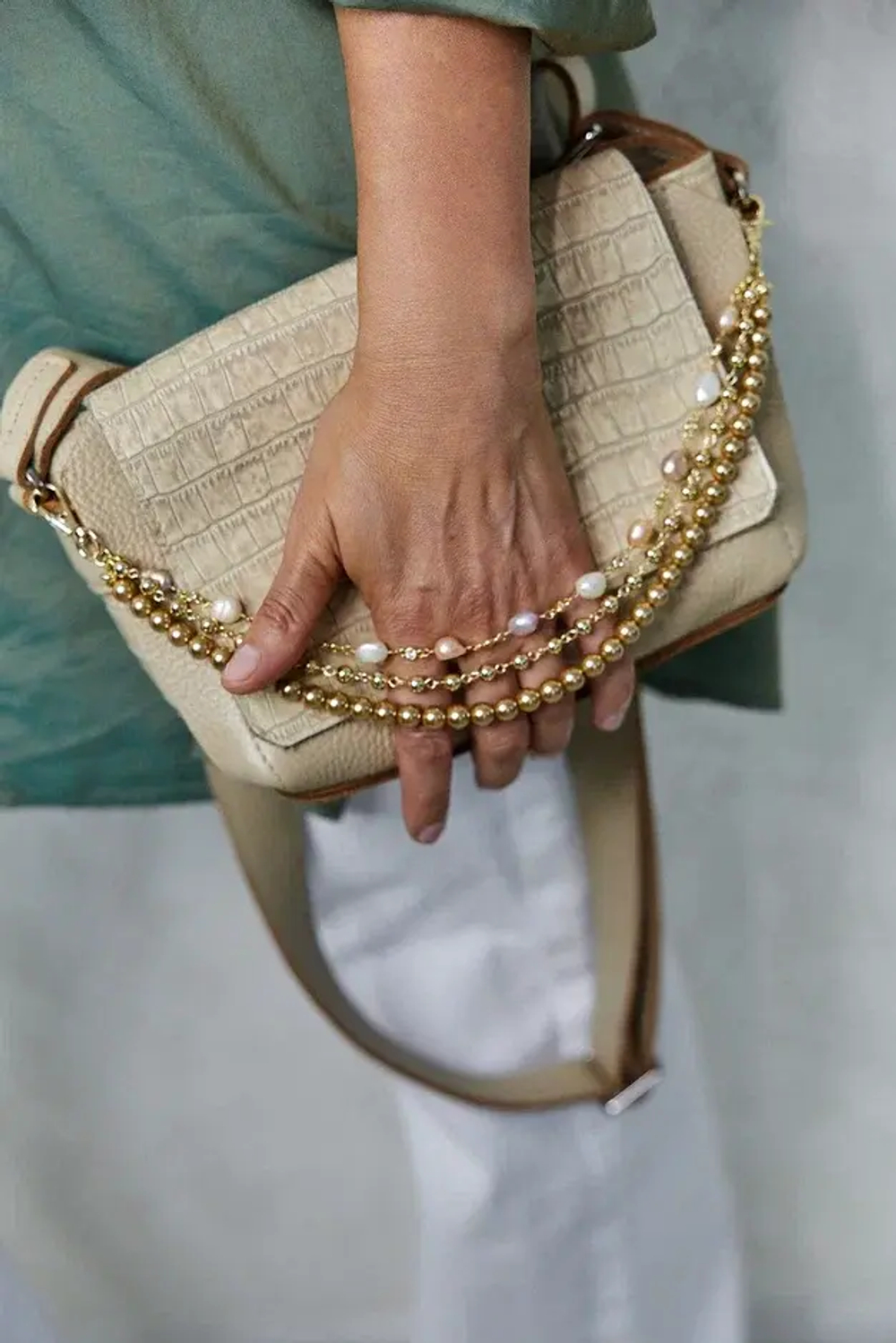 Обвес на 2-х карабинах из золотого жемчуга Майорка, барочных жемчужин и цепочки из шариков