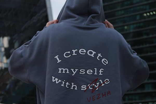 Печать для бренда VEZHA: чёрный как база, бордовый как сезонный акцент