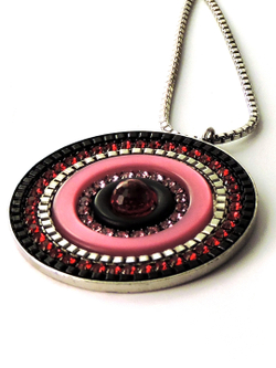 3848 Coeur de Lion – длинное колье с крупным кулоном в розово-рубиновой гамме и кристаллами Сваровски.