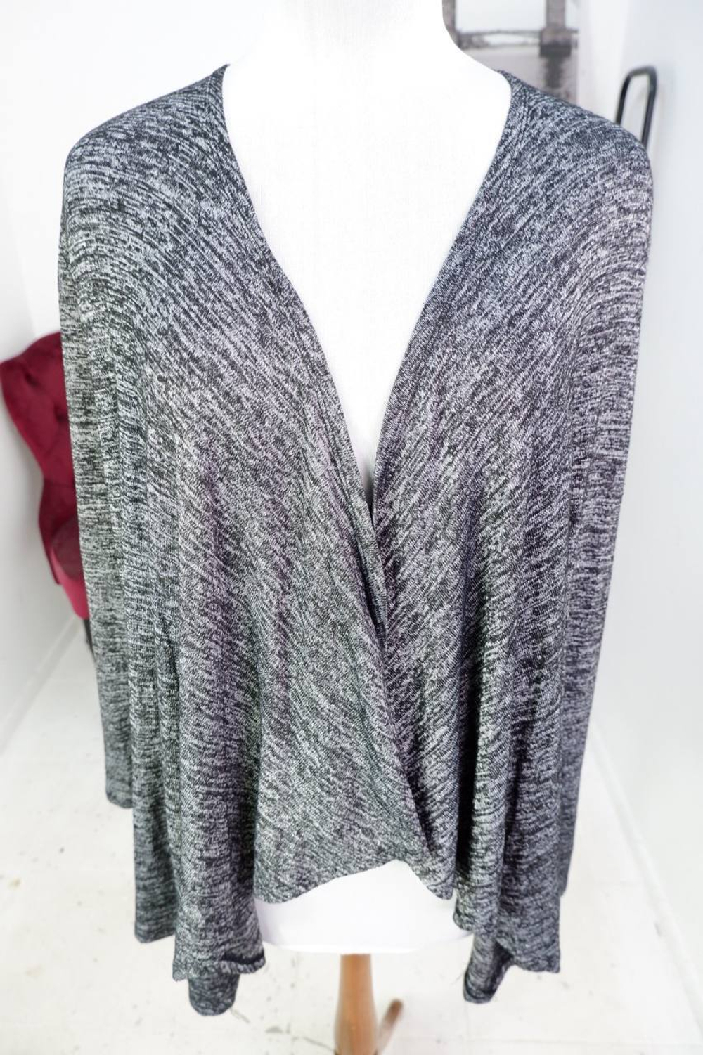 Кардиган для практичного образа, визуально на 48 размер
