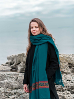 Шерстяной палантин с вышивкой