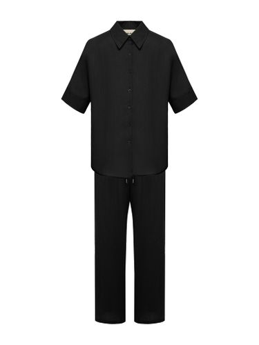 Черный летний костюм из хлопка и льна