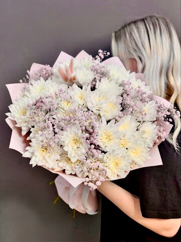 Букет из 7 кустовых хризантем сорта "Балтика белая" с розовой гипсофилой и лагурусом