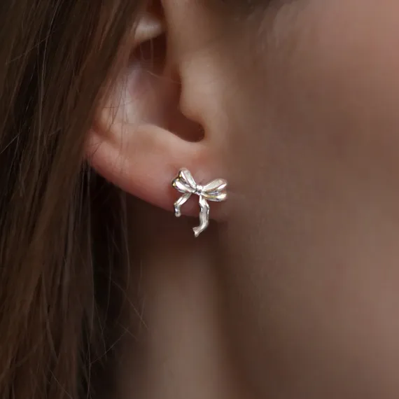 Серьги-пусеты Бантик асимметричный из серебра 925 пробы, главное фото