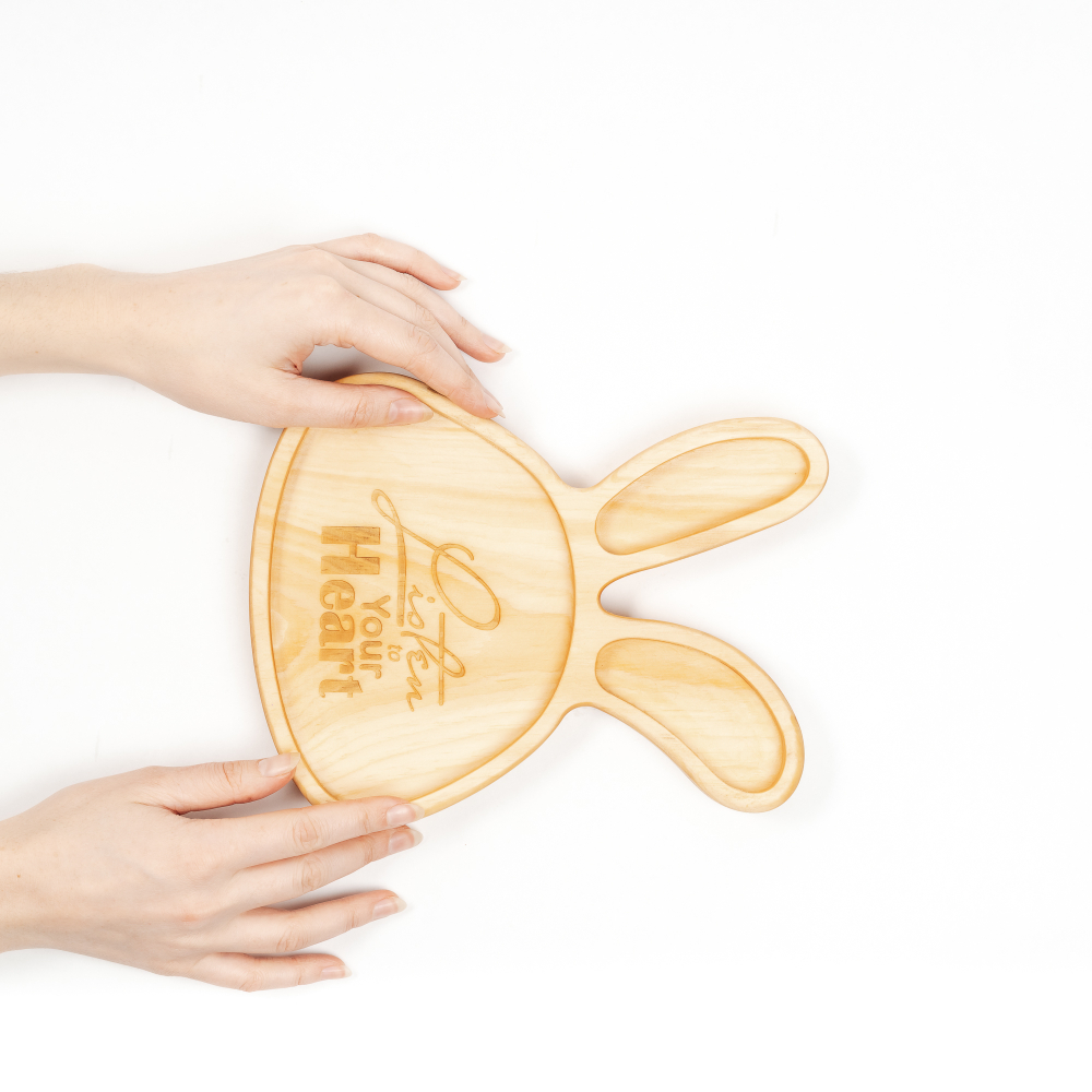 Менажница из кедра для подачи блюд и закусок с гравировкой "Listen to your heart"