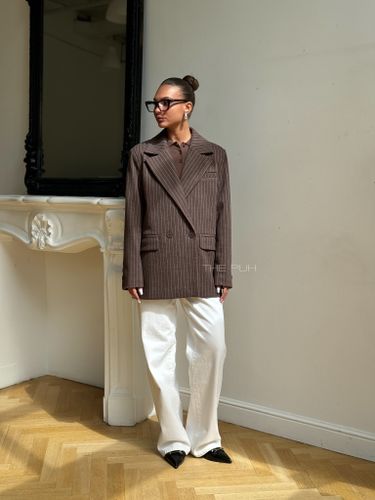 Коричневый двубортный жакет в полоску