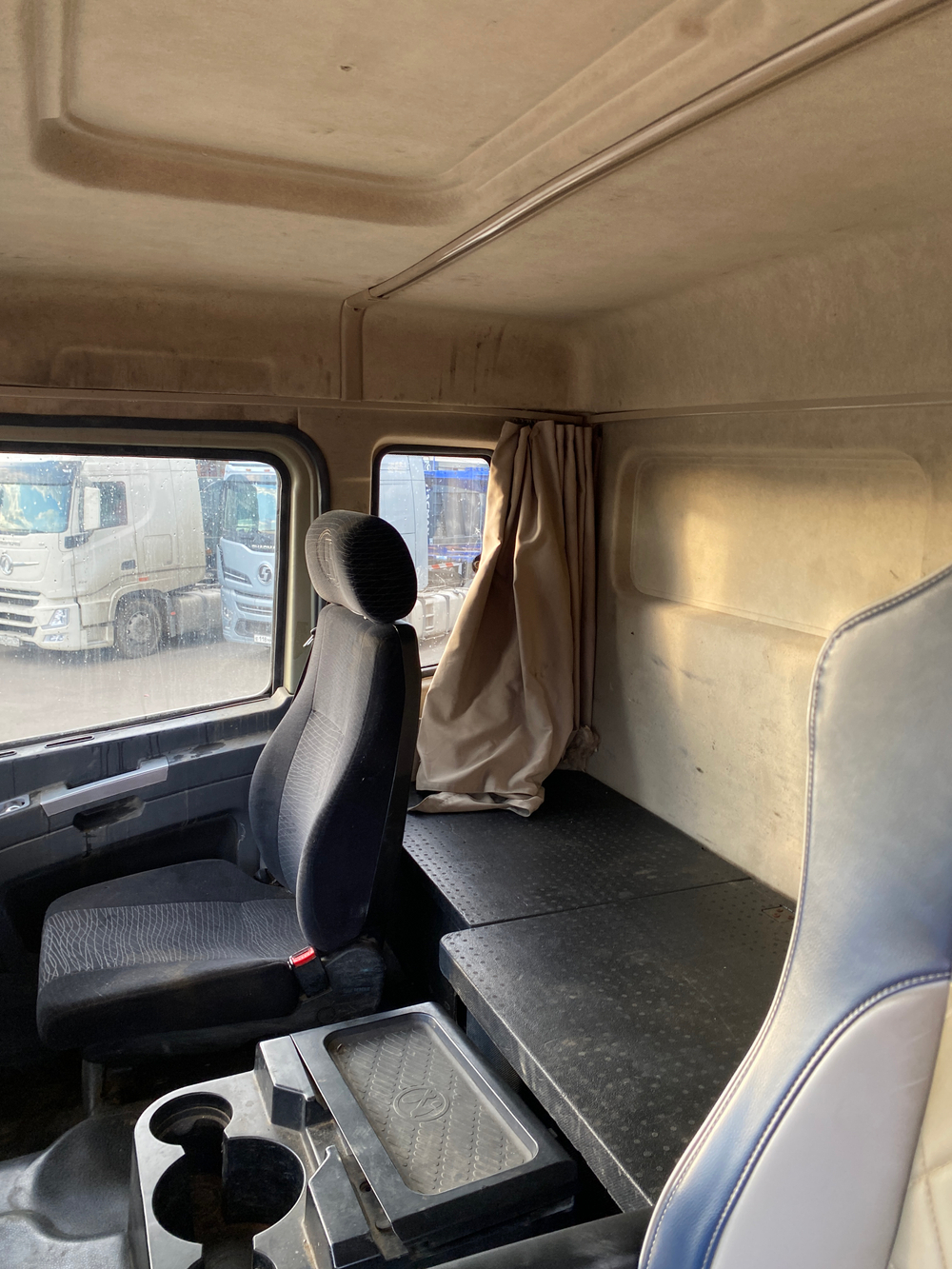 Shacman (Shaanxi) SX* 6x6 Седельный тягач SX42586V385 (Дизельный, 11,6 л, 423 л.с., МТ)