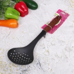 Шумовка кухонная пластиковая с прорезями «Сhocolate»