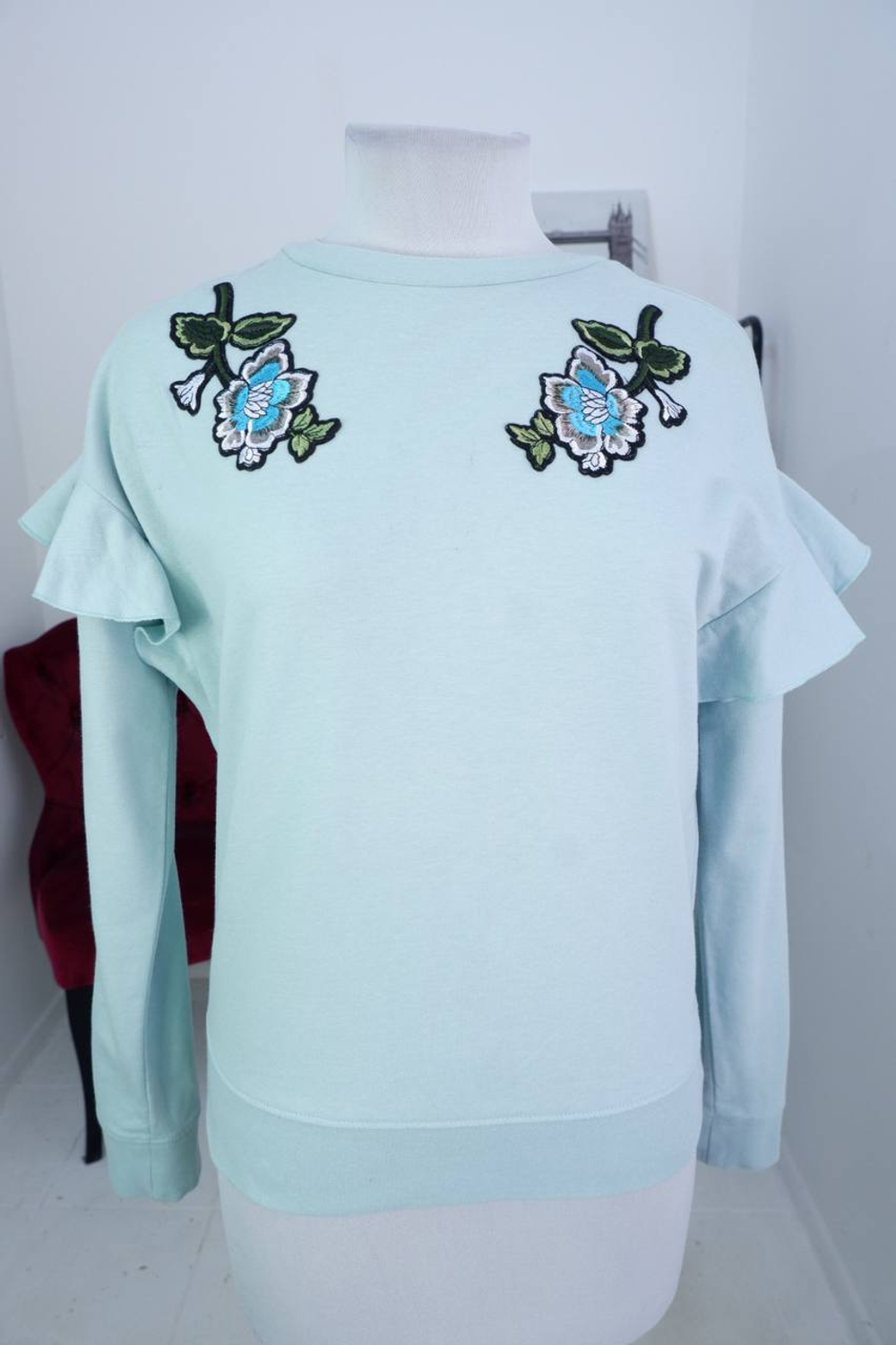 Толстовка Ostin с красивой вышивкой, маркировка S, визуально на 44 размер