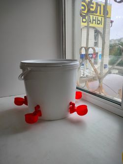 Ёмкость с чашеч. крас.поилками 18 (21) л