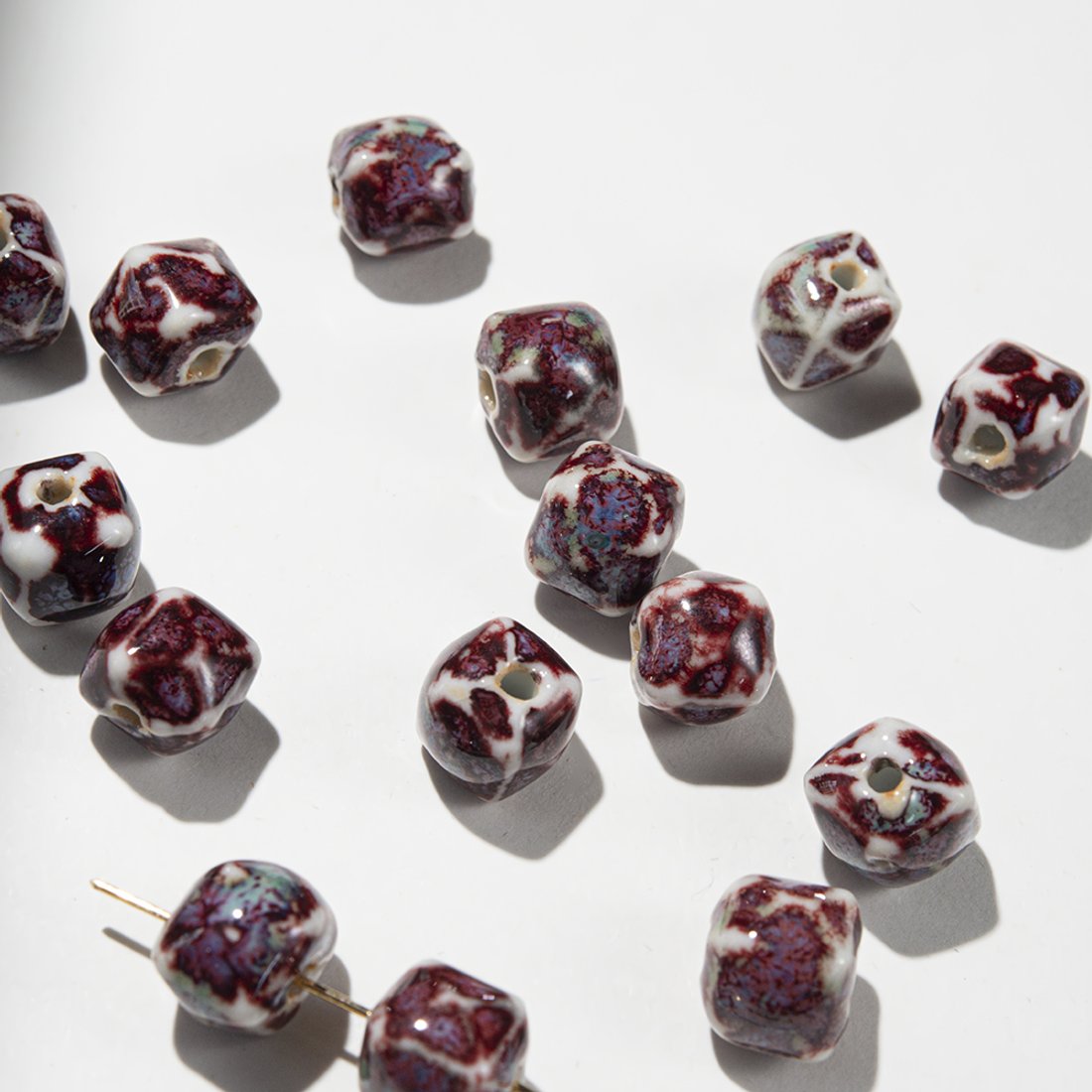 Бусина в форме кубика с гранями, 10*10,5мм, бордовая, глазурированный фарфор