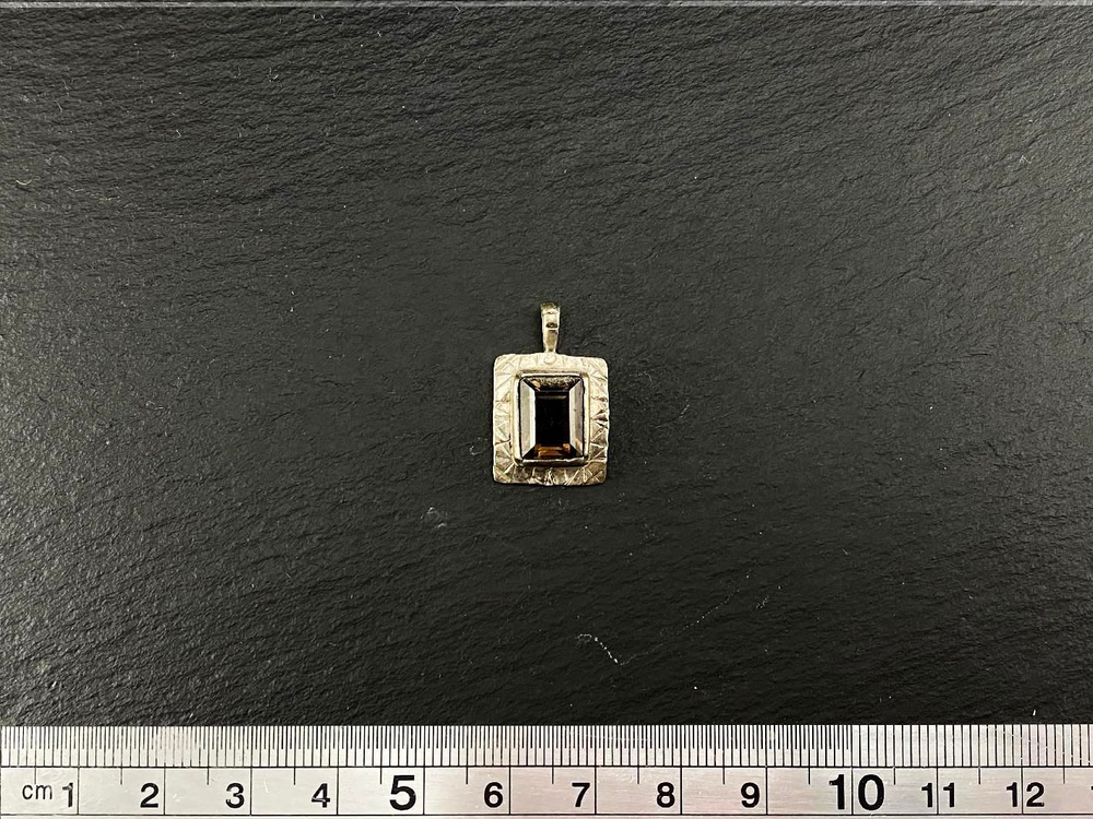 Подвеска прямоугольная с тёмным камнем