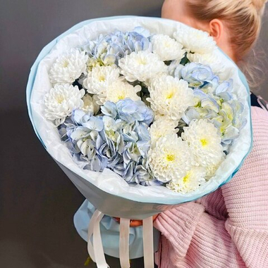 Букет с голубыми гортензиями и белыми хризантемами "Baltica"