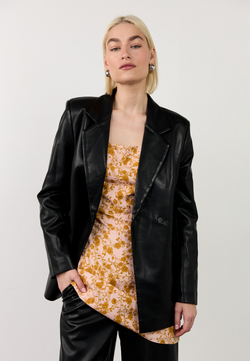 Жакет двубортный из эко-кожи