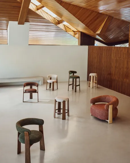 Барный стул Granite 75 см, бежевый шенилл, массив ясеня цвете орех